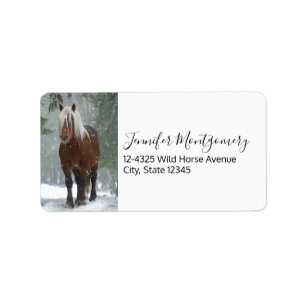 Brown Horse i en vinter-skog med Snö-fall Adressetikett