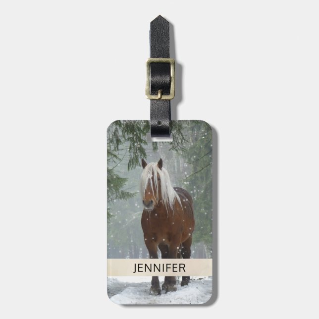 Brown Horse i en vinter-skog med Snö-fall Bagagebricka (Vertikal Framsida)