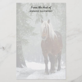 Brown Horse i en vinter-skog med Snö-fall Brevpapper