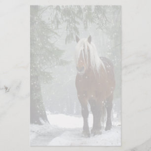 Brown Horse i en vinter-skog med Snö-fall Brevpapper