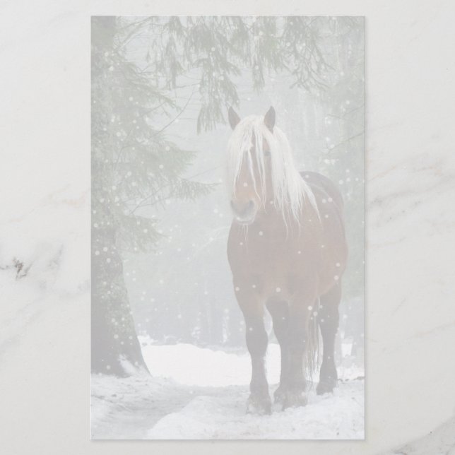 Brown Horse i en vinter-skog med Snö-fall Brevpapper (Framsida)