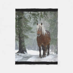 Brown Horse i en vinter-skog med Snö-fall Fleecefilt