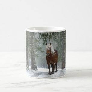 Brown Horse i en vinter-skog med Snö-fall Kaffemugg