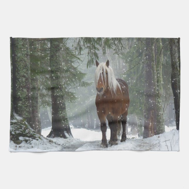 Brown Horse i en vinter-skog med Snö-fall Kökshandduk (Horisontell)