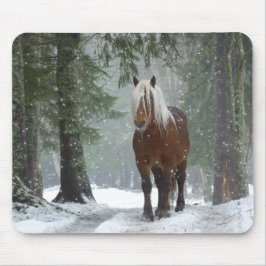 Brown Horse i en vinter-skog med Snö-fall Musmatta