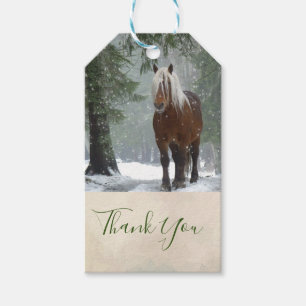 Brown Horse i en vinter-skog med Snö-fall Presentetikett