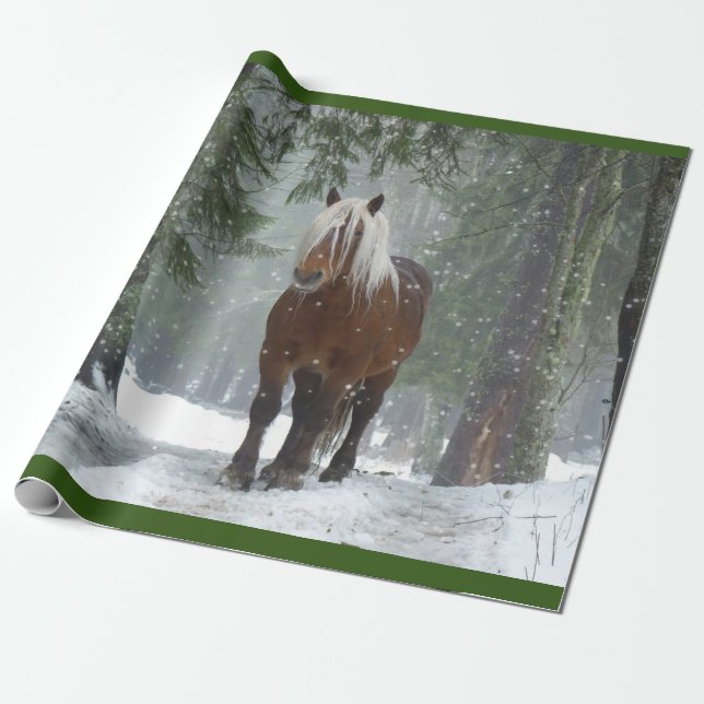 Brown Horse i en vinter-skog med Snö-fall Presentpapper (Utrullad)