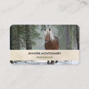 Brown Horse i en vinter-skog med Snö-fall Visitkort