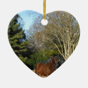 Brown Horse mot ett stängsel Julgransprydnad Keramik