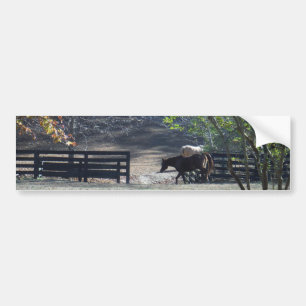 Brown Horse som går genom Fence Bildekal