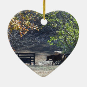 Brown Horse som går genom Fence Julgransprydnad Keramik