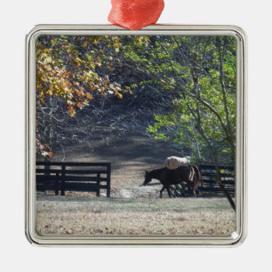 Brown Horse som går genom Fence Julgransprydnad Metall