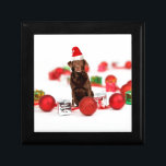 Brown Labrador Hund juljul med julklappar Santa Ha Minnesask<br><div class="desc">En söt labrador sitta med julprydnader och julklappar i julhatt. Ett perfekt sätt att fira jul!</div>