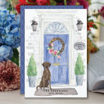 Brown Labrador Retriever Flytta Announcement Vykort<br><div class="desc">Meddela din ny adress med vårt meddelande om snyggt med bruna labrador-hämtare,  blå ytterdörr,  välkomstmat,  skiffertecken,  toparies och en blommigt-krans på en grått-tegelbakgrund.</div>