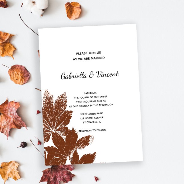 Brown Löv Frimärke Bröllop Inbjudningar (Fall in Love with this natural woodland wedding invitation.)