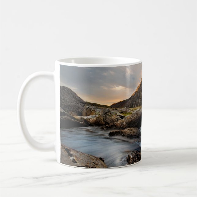 BROWN MOUNTAIN NÄRA BODY OF VATTEN UNDER CLOUDY HI KAFFEMUGG (Vänster)
