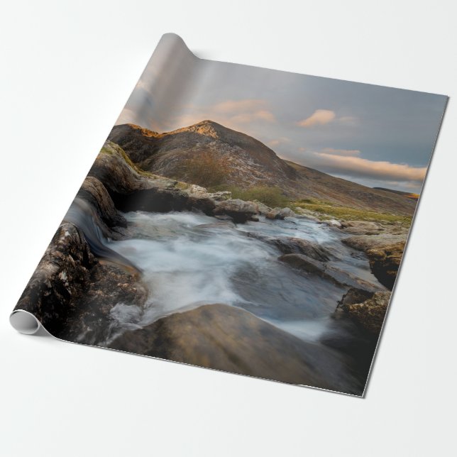 BROWN MOUNTAIN NEAR BODY OF WATER UNDER CLOUDY SKY PRESENTPAPPER (Utrullad)