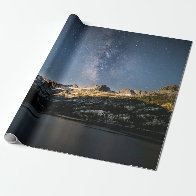 BROWN OCH BLACK MOUNTAIN UNDER GRÅTT CLOUDY HIMLAR PRESENTPAPPER (Utrullad)