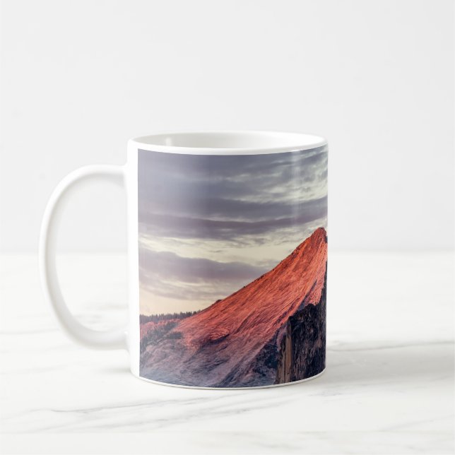 BROWN- OCH GRÅTT-STEN-FORMATION UNDER GRÅTT-KLÄDER KAFFEMUGG (Vänster)
