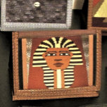 Brown Pharaoh Kung Tut Artisan Crochet Skriv ut<br><div class="desc">Bild som skrivs ut på trefaldig plånbok kommer från ett foto av en originaltapestoftvägg som hänger designad handgjord och Copyright © av publicerad designer Delores Chamblin. Bild i den unika,  handgjorda skapelsen med den gamla egyptiska faraoan Kung Tut i den naturliga jordens tonläge  återges på skyltduken.</div>
