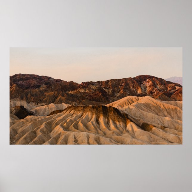 BROWN ROCKY MOUNTAIN UNDER BLÅ HIMMEL UNDER DAGEN POSTER (Framsidan)