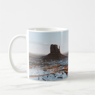 BROWN STEN FORMATION PÅ VITE SNÖ-OMRÅDE  KAFFEMUGG