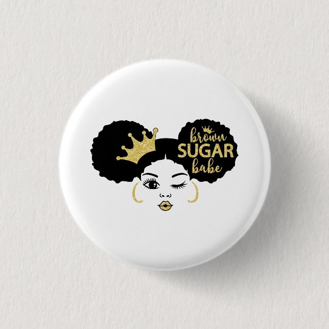 Brown Sugar Babe in Black och Guld Knapp (Framsida)