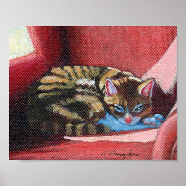Brown Tabby katt sover i en Comfy Red-stol Poster (Framsidan)