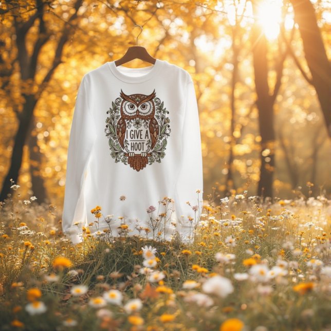 Brown uggla med blommor t shirt (Brown owl with flowers design T-Shirt
A wise brown owl with a delicate flower design and the sentime)