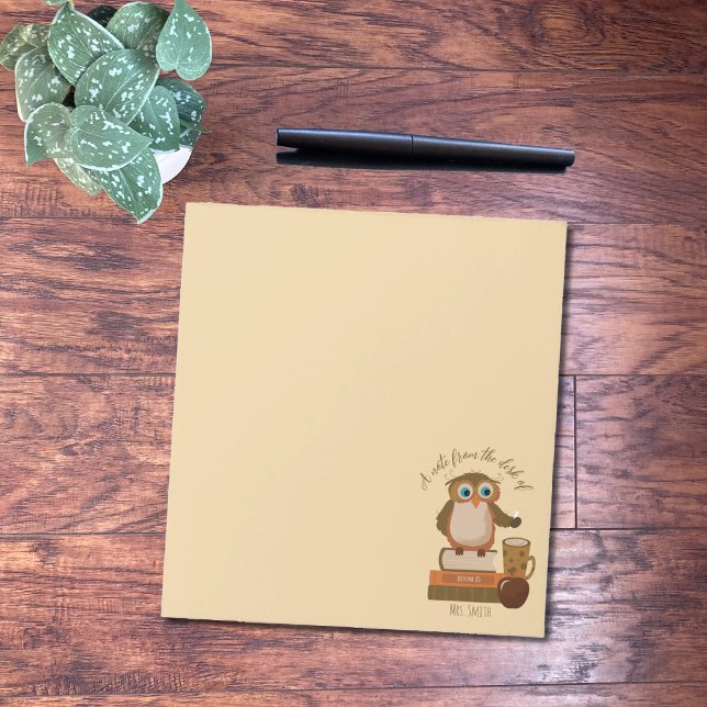 Brown Uggla om Bokar lärarAnteckningsblock Anteckningsblock (Personalized owl teacher notepad on a desk )