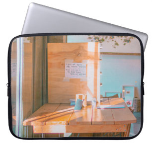 BROWN WOODEN BORD MED PAPPER VITSKRIVARE LAPTOP FODRAL