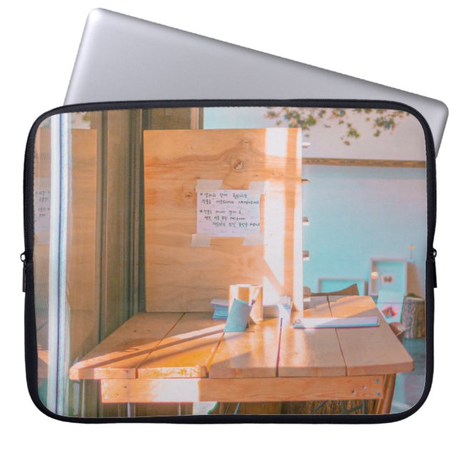 BROWN WOODEN BORD MED PAPPER VITSKRIVARE LAPTOP FODRAL (Framsidan)
