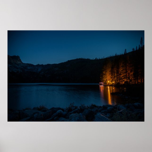 BROWN WOODEN DOCK PÅ BLUE SJÖ UNDER KVÄLL POSTER (Framsidan)