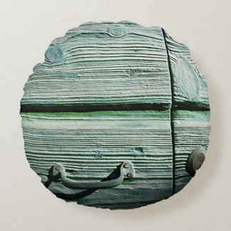 Brown wooden drawer rund kudde