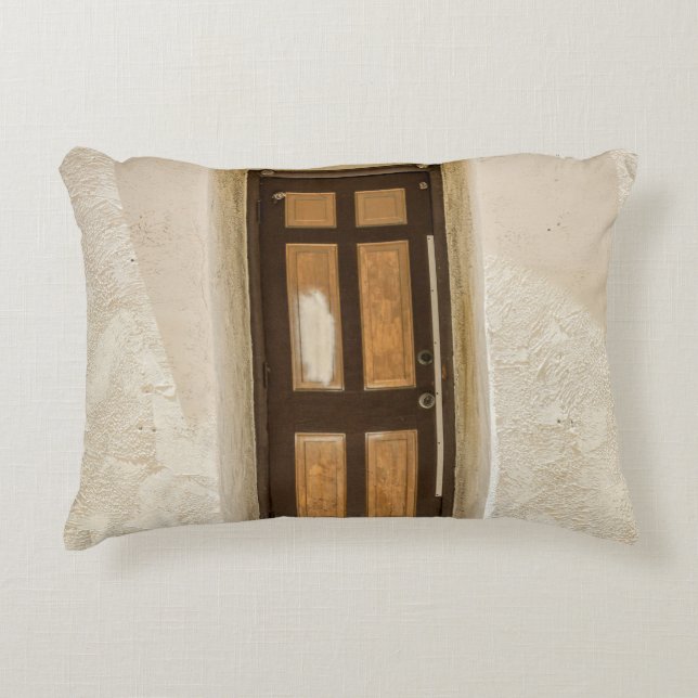 BROWN WOODEN WINDOW ON WHITE CONRETE WALL PRYDNADSKUDDE (Framsidan)