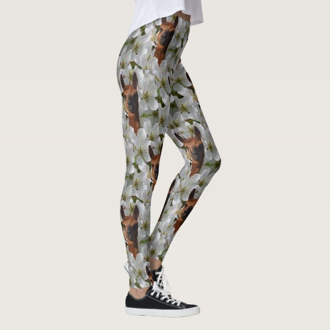 Brown Young Alpaca in White Blommars Leggings (Höger)