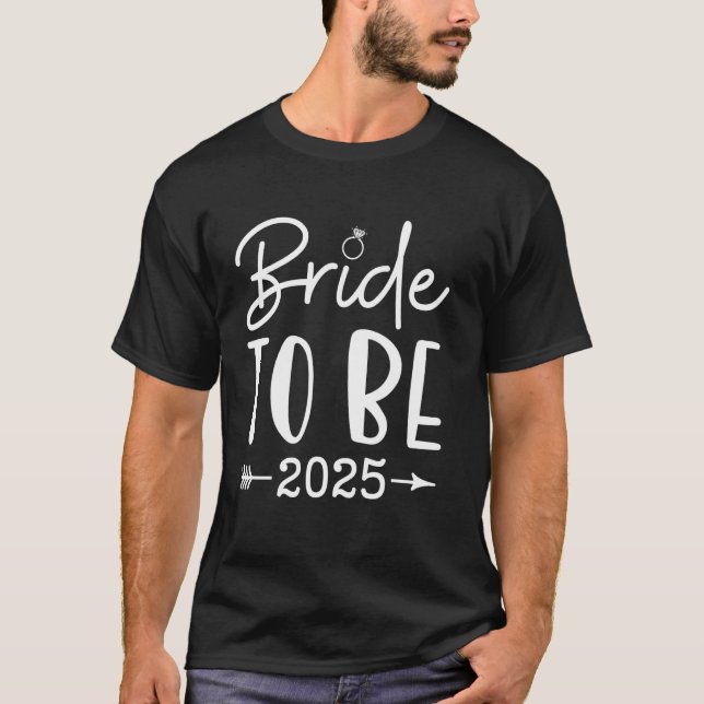 Brud att vara 2025 Möhippa Bröllopsklänning T Shirt (Framsida)