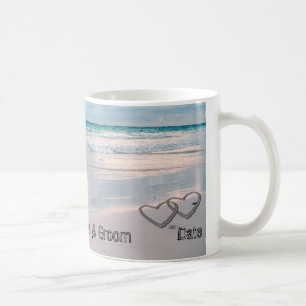 Brud- & brudgumnamn som är skriftliga i sanden kaffemugg