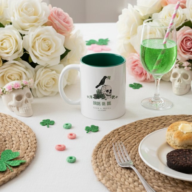 Brud eller dö St. Patricks dag bröllopsblommig död Två-Tonad Mugg (Bride or Die St. Patrick's Day Irish Coffee Mug. Hand Drawn Skull, Green Roses & Shamrocks, Raven)