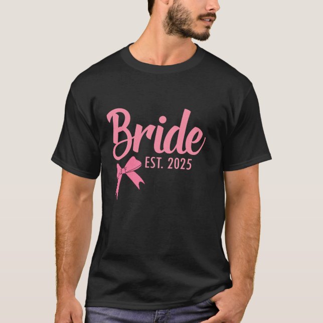 Brud Est 2025 Fru Syster Bröllop kyckling T Shirt (Framsida)