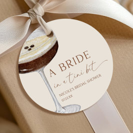 Brud i en Tini-bit espressomartini bröllopsfest Gåvor Etiketter