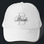 BRUD monogram trucker mössa för bröllopssällskap Truckerkeps<br><div class="desc">Brudmonogram trucker mössa för bröllopssällskap. Roligt presentidé för smekmånad för snart gift kvinna. Anpassad monogramdesign med stilfull script typografi. Klassisk svart-vit logotyp mössa. Bröllopstillbehör för bröllopssällskap,  brudvisning,  möhippa,  tjejweekend,  smekmånad etc.</div>