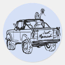 brud och brudgum i en "just married" SUV