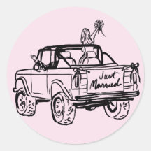 brud och brudgum i en "just married" SUV