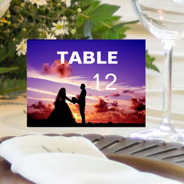 Brud och brudgum i solnedgång veckad bordskort (Bride and Groom in Sunset Folded Table Card)