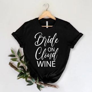 Brud på molnvin | Rolig sängvätningsparty för möhi T Shirt