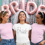 Brud Personlig Sängvätning | Anpassat Namn T Shirt<br><div class="desc">Få bruden att lysa med denna snygga och personliga "Bride"-t-shirt,  med elegant script och en söt hjärtdetalj och hennes namn undertill. Perfekt för möhippor,  brud shower,  bröllopshelger eller som en rolig morgon-outfit. Bekväm,  snygg och helt Insta-värdig,  denna anpassade t-shirt är ett måste för alla moderna brudar.</div>