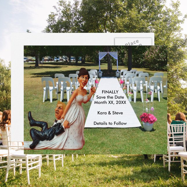 Brud som drar brudgummefiguriner Brun & Blond Meddelande Vykort (Finally Save the Date Funny Couple Brown & Blond Announcement Postcard)