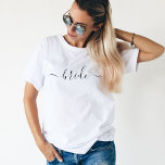 Brud Svart Vit modernt skriveteckn bröllop T Shirt<br><div class="desc">Bröllop Brud T-shirt med "brud" i vacker skrivstil typografi tryckt tvärs över framsidan. Söt och enkel skjorta i en chic svart skrivstil. Gör en bra bröllopspresent,  möhippa eller bröllopsgåva till den blivande fru!</div>