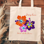 Brudens sida Gift Tote Bag Hibiscus Flowers Tygkasse<br><div class="desc">Fet hibiscus-konst till en påsgåva till vem som helst,  inklusive medlemmar av brudens sida. Ljusstark orange,  rosa och lila blommor dekorerar ena sidan med ett ställe för hennes namn överst och hennes titel,  eller identitet (systern till brudgummen) längs grund. Ett handskrivet skriptteckensnitt används vid rosa med gult/orange skuggor färg.</div>
